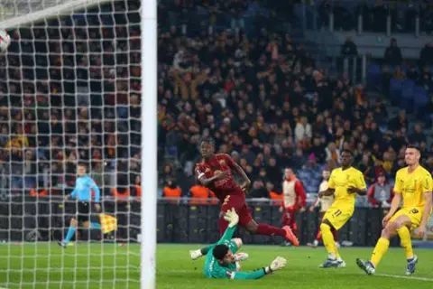 الفحوصات الطبية تحدد موقف سعود عبد الحميد من مباراة اليابان